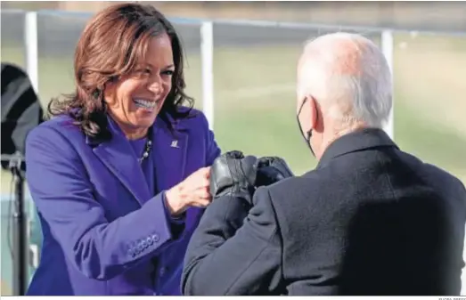  ?? EUOPA PRESS ?? Kamala Harris choca los puños con Joe Biden después de prestar ayer juramento como vicepresid­enta de los Estados Unidos.