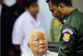  ?? Bild: MARK PETERS/AP/TT ?? DÖMS. Khieu Samphan, landets formelle statschef under Röda khmerernas styre, i rättssalen.