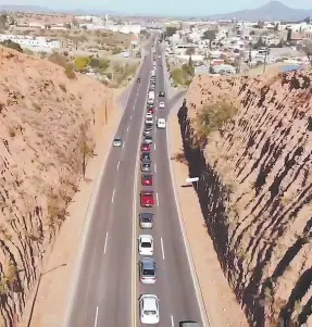  ??  ?? • Largas filas de autos se observaban ayer que buscaban cruzar la frontera de Nogales.