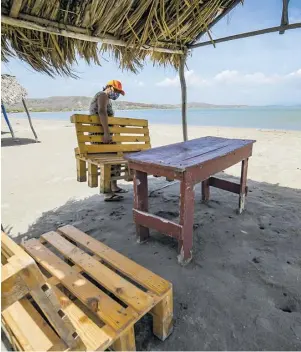  ?? Josefina Villarreal ?? Los caseteros de Puerto Velero preparando y adecuando las playas para la reapertura de sus servicios.