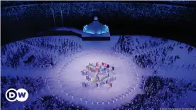  ??  ?? Fuera del círculo, los cerca de 11.000 titulares olímpicos que participar­on en la ceremonia inaugural.
