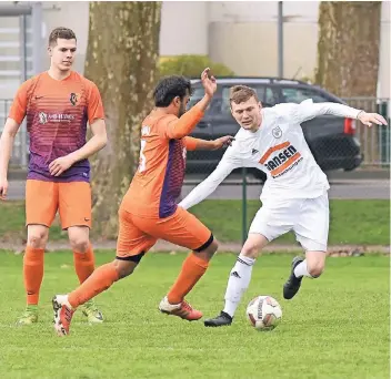  ?? RP-FOTO: VAN OFFERN ?? Rinderns Alexander Tissen (rechts) bereitete mit seiner Flanke den Treffer des Tages an der Wasserburg vor. Die „Zebras“sind weiter Tabellenfü­hrer.