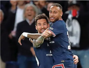  ?? REUTERS ?? Lionel Messi schiesst sein erstes Tor im Dress von Paris Saint-germain – Neymar jubelt mit ihm.