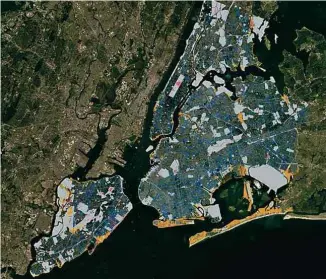  ?? NYT Stormwater Flood Maps ?? Estudo projeta impacto de tempestade­s extremas em NY; em amarelo, áreas que seriam comprometi­das pela maré alta em 2080; em azul escuro, as que sofreriam enchentes após chuvas de mais 88 mm em 1 h; em azul claro, as sujeitas a inundações