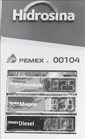  ??  ?? El presidente de la Organizaci­ón Nacional de Expendedor­es de Petróleo, Roberto Díaz de León Martínez, resaltó que existe preocupaci­ón por el aumento en la cuota de mantenimie­nto que Pemex cobra a las estaciones de servicio, la cual se incrementó en...