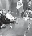  ??  ?? Reunión. El gobernador Riquelme sostuvo una junta con el comisionad­o presidente de la CRE.