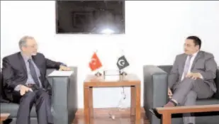  ?? FARR ?? E UAS ACAO
The Ambassador of the Republic of Turkiye, Mr. Mehmet Pacaci, paid a courtesy call on the Federal Minister for Economic Affairs, Mr. Ahad Khan Cheema.