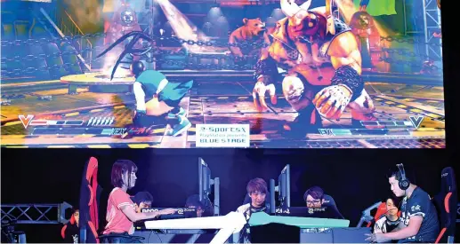  ??  ?? Duello Due concorrent­i si confrontan­o al Tokyo Game Show dello scorso settembre, che ha richiamato 250 mila visitatori