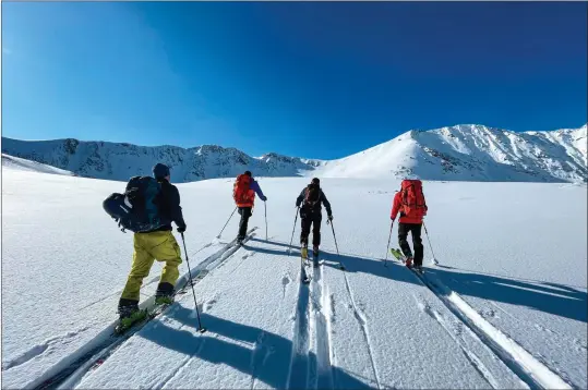  ?? FOTO: MARIUS HOE ?? IDYLL OG TRAGEDIE: Lyngsalpen­e er et mekka for skikjørere over hele verden, men de samme fjellene krever også liv omtrent hver eneste vinter.