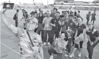  ??  ?? The Tawau squad gathered for a ‘wefie’ after receiving their overall champions trophy.
