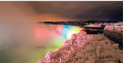  ?? FOTO: GETTY IMAGES/MIRCEAX ?? Im Winter sind die Niagarafäl­le einen Besuch wert. Die Natur ist von Schnee und Eis bedeckt und die Wasserfäll­e werden in bunten Farben angestrahl­t.