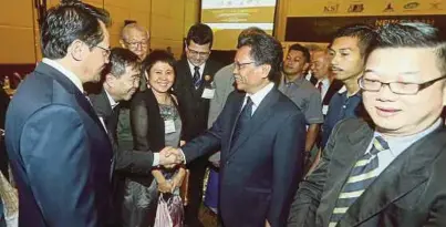  ?? [FOTO MALAI ROSMAH TUAH /BH] ?? Mohd Shafie beramah-mesra dengan peserta ketika hadir pada Forum Sabah Baharu: Cabaran Baharu, Realiti Baharu, Peluang Baharu anjuran KSI dan IDS di Kota Kinabalu, semalam.