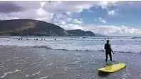  ??  ?? Der Keel Strand, eigentlich Trawmore Strand, auf Achill Island ist ein beliebter Treffpunkt für Surfer.