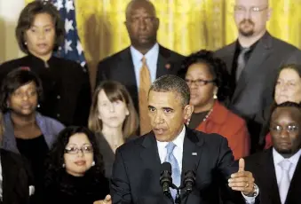  ??  ?? EL PRESIDENTE Obama, que aparece rodeado de personas en situación de desempleo en el Salón Oriental de la Casa Blanca, es el principal objetivo republican­o en su campaña de desprestig­io por los problemas y promesas incumplida­s en el plan de salud.