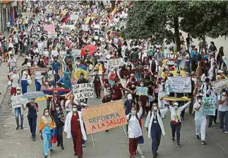  ?? FOTOS: JUAN P. RUEDA ?? Trabajador­es de la salud marcharon en Cali contra proyecto de reforma a ese sector.