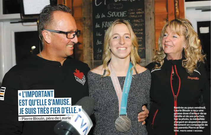  ?? PHOTO ANNIE T. ROUSSEL ?? Rentrée au pays vendredi, Laurie Blouin a reçu une grosse dose d’amour de sa famille et de ses proches. Sur la photo, la médaillée d’argent en slopestyle pose fièrement en compagnie de ses parents Pierre et Martine.