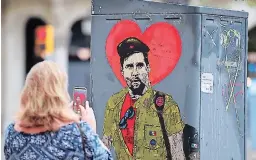  ?? FOTO: AFP ?? “¡Hasta siempre, comandante!”, reza esta imagen en Barcelona.