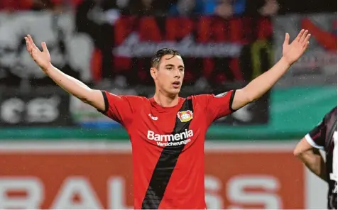  ?? Foto: Eibner/imago ?? Dominik Kohr war lange Zeit beim FC Augsburg ein zuverlässi­ger Defensivsp­ieler. Vor dieser Saison zog es ihn zurück nach Leverkusen.