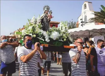  ??  ?? Notre Dame des Flots symbole de cette journée portée par les marins pêcheurs.