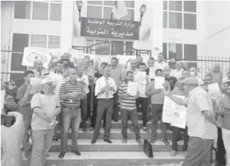  ??  ?? Sit-in des adjoints de l’éducation et des superviseu­rs à Relizane