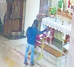  ??  ?? In azione L’uomo, Rosario Piccardi, ripreso dalle telecamere di sorveglian­za della chiesa di Santa Maria della Scala durante il suo raptus venerdì
