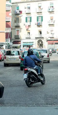  ??  ?? Circolazio­ne È abbastanza fluida nell’intero quartiere di Fuorigrott­a: sopra lo svincolo per largo Lala