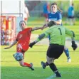  ?? FOTO: GÜNTER KRAM ?? Die Tettnanger­in Tamara Holzberger (li.) hat dem SV Oberreiche­nbach (re. Torhüterin Paulin Kappler) zwei Tore eingeschen­kt.