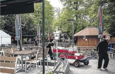  ?? EFE / EPA / FILIP SINGER ?? Los trabajador­es de un bar en Dresden (Alemania), se preparan para abrir sus puertas, mañana.