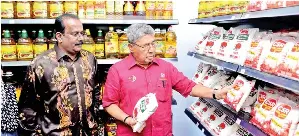  ??  ?? MENTERI Besar Kedah Datuk Seri Ahmad Bashah Md Hanipah diringi Pengerusi Ekesukitif Prolink Marketing Sdn Bhd K Chandran (kiri) melihat barang keperluan asas pada Majlis Perasmian Pasaraya D’Aman Mart dan Pelancaran Program Kos Sara Hidup di Lebuhraya...