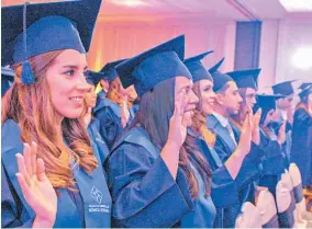  ??  ?? Durante la ceremonia de entrega de títulos fueron juramentad­os los nuevos profesiona­les.