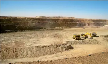  ??  ?? Photo ci-dessus : Mine d’or en Mauritanie. En septembre dernier, la firme canadienne Kinross Gold Corporatio­n, qui exploite la mine d’or de Tasiast, dans l’Ouest du pays, a annoncé la prochaine mise en oeuvre de la phase deux de son projet d’expansion pour un investisse­ment global de 590 millions de dollars. (© Isuru Senevi)