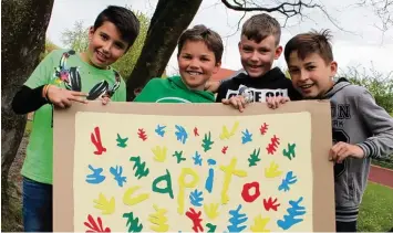  ?? Fotos: Susanne Rummel (3), dpa ?? Jeremy (links), Moritz, Nico und Mateusz (rechts) sind Künstler mit Schere und haben den Stil eines anderen Künstlers mit Schere nachgemach­t. Er heißt Henri Matisse.