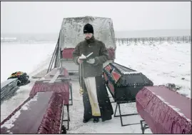  ?? ?? An Orthodox priest known as Father Dmitri blesses the coffins of Russian soldiers from the Wagner mercenary forces at the plot near the Black Sea.