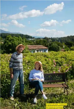  ??  ?? Arriba a la izda., cosecha de flores en Grasse, en 1950. Sobre estas líneas, Hubert y Carole Biancalana, padre e hija, en Le Domaine de Manon. Debajo, detalle del injerto de rosa salvaje y rosa centifolia.