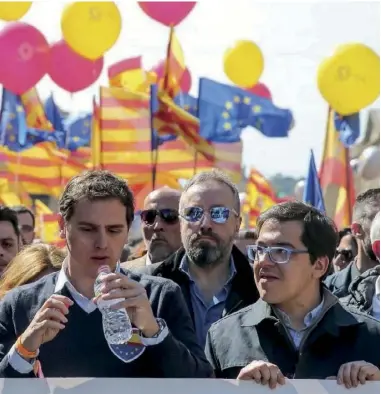  ??  ?? Avec son allié Albert Rivera, dirigeant du parti de centre droit Ciudadanos, en mars.