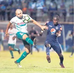  ??  ?? DEUDA. Rubilio Castillo fue incisivo durante el juego, buscó su gol, pero salió expulsado al cierre.