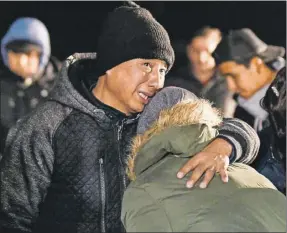  ??  ?? Un hombre llora mientras abraza a una mujer, tras la explosión de un oleoducto en Tlahuelilp­an, Hidalgo