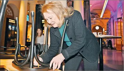  ?? Foto Afp ?? ▲ La escritora Annie Ernaux firma una silla en el Museo del Premio Nobel en Estocolmo.