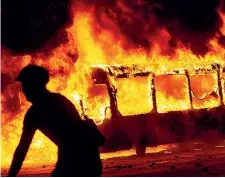  ??  ?? Autobus bruciati Durante la protesta ci sono stati incendi e saccheggi