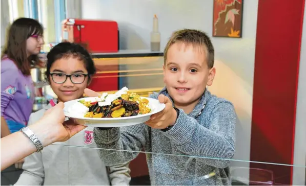  ?? Foto: Bernd Hohlen ?? Einmal Couscous-Salat mit Ofengemüse und Feta, bitte: Vincent und Tham Tham holen sich ihr Mittagesse­n in Maria Stern.