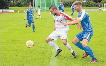  ?? SZ-OTO: THORSTEN KERN ?? Martin Bleile und der SV Weingarten haben klar mit 3:0 gegen die TSG Ehingen (rechts Simon Müller) gewonnen.