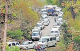  ?? AQIL KHAN /HT ?? Tourists stuck in a traffic jam near Manali on Tuesday.