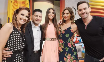  ??  ?? La Miss Universe Puerto Rico, al centro, se integra al elenco del programa compuesto por Tita Guerrero, Jorge Gelpí, Ivonne Orsini y Jaime Mayol.