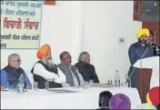  ?? HT PHOTO ?? Sangrur MP Bhagwant Mann speaking on farmer suicides as his counterpar­ts Dharamvira Gandhi (left) and Prem Singh Chandumajr­a look on in Sangrur on Sunday.