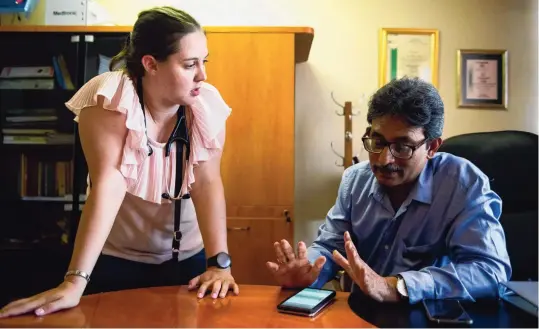  ?? ?? Dokter Hanri van Niekerk (l.) van publieke Tshepong Ziekenhuis: „Er is ooit een patiënt van mij overleden, omdat de juiste medicatie niet op voorraad was.”