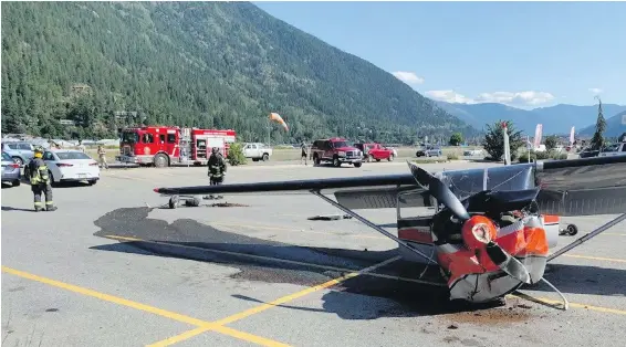  ??  ?? A plane sits in a grocery store parking lot after crashing in Nelson on Monday.