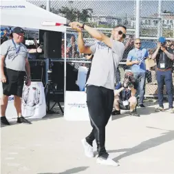  ?? Pablo.martinez@gfrmedia.com ?? Eddie Rosario participó en una clínica para niños y jóvenes en un parque de su pueblo natal de Guayama.