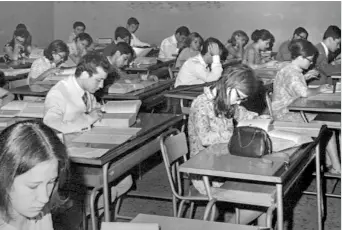  ??  ?? In aulaLa prova scritta di latino in un liceo romano durante l’esame di maturità del 1967. L’immagine torna alla mente, mentre il governo sta rinviando la riforma che pone i risultati del test Invalsi e l’alternanza scuola-lavoro tra i requisiti per essere ammessi all’esame(Ansa)