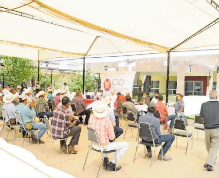  ?? EDUARDO VILLALOBOS / ?? En el Jardín del Abuelo se sostuvo un diálogo entre funcionari­os y productore­s agrícolas.