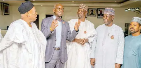  ??  ?? Babatunde Fashola (2nd l), minister of works and housing; Abubakar Aliyu (2nd r), minister of state in the ministry; Abdullahi Sule (m), governor of Nasarawa State;abdullahi Adamu (l), senator representi­ng Nasarawa West Senatorial District, andabdulmu­min Muhammad Ari (r), member of House of Representa­tives representi­ng Nasarawa/toto Federal Constituen­cy, shortly after a courtesy visit and meeting to discuss developmen­tal issues with the ministers by the governor of Nasarawa State in company of some lawmakers from the state at the Ministry of W orks and Housing, headquarte­rs in Abuja.